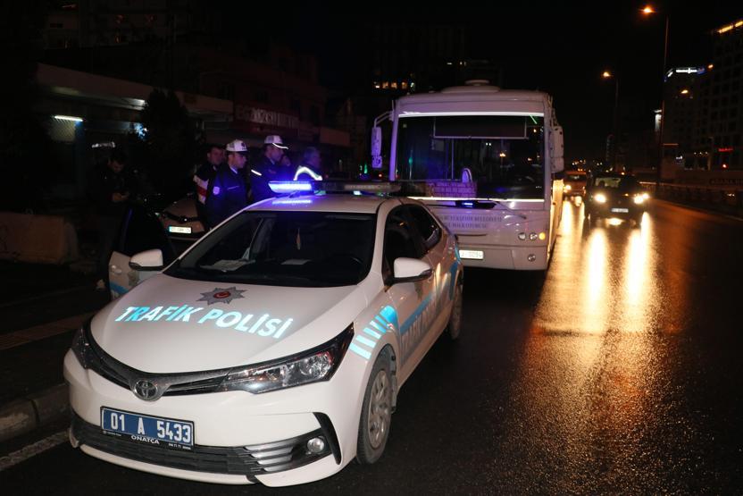 Direksiyon başında okey oynayan halk otobüsü şoförü yakalandı
