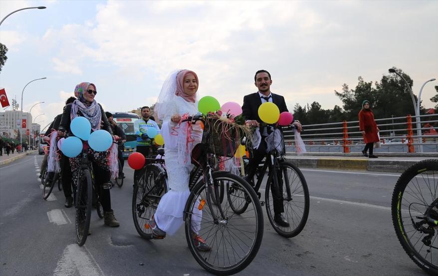 Bisiklet turunda tanıştılar, böyle evlendiler
