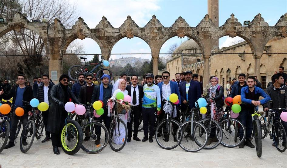 Bisiklet turunda tanıştılar, böyle evlendiler