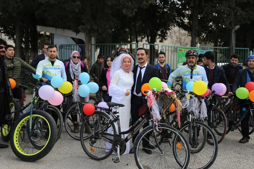 Bisiklet turunda tanıştılar, böyle evlendiler