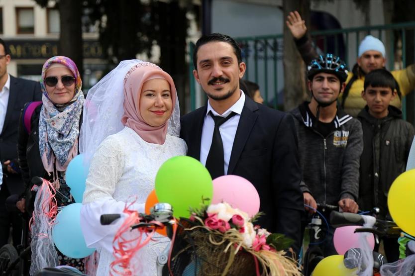 Bisiklet turunda tanıştılar, böyle evlendiler