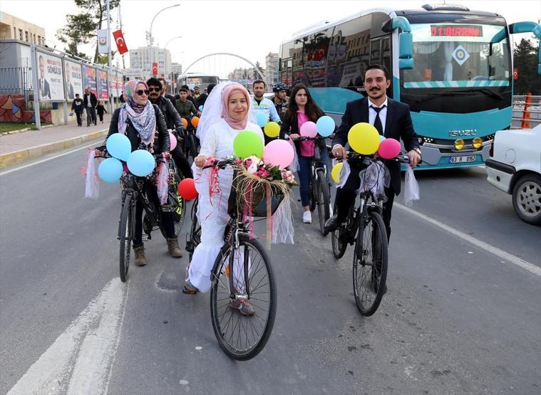 Bisiklet turunda tanıştılar, böyle evlendiler