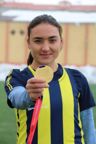 Fenerbahçeli atlet tek ayakkabıyla altın madalya kazandı