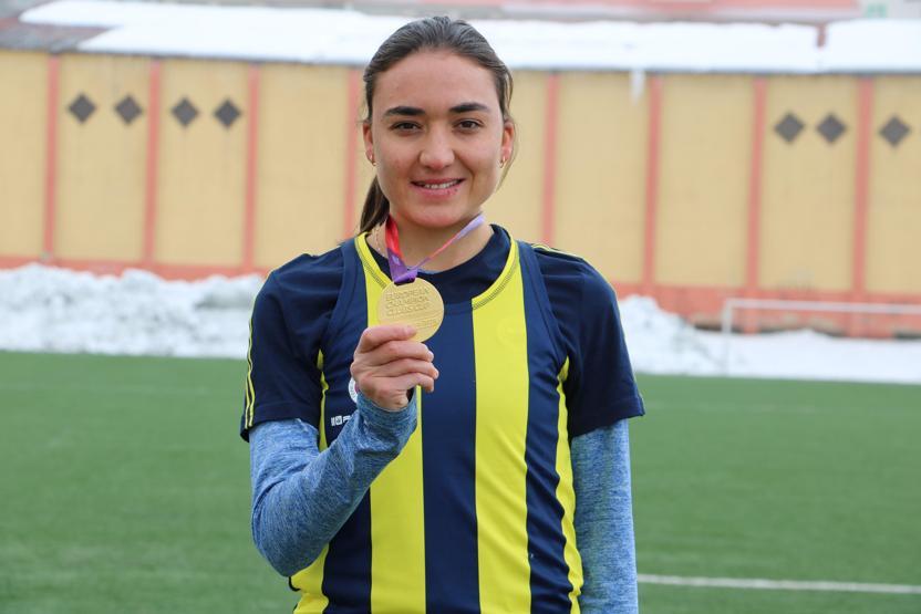 Fenerbahçeli atlet tek ayakkabıyla altın madalya kazandı