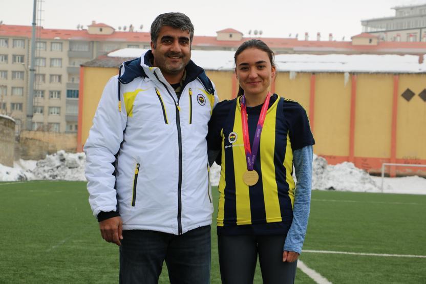 Fenerbahçeli atlet tek ayakkabıyla altın madalya kazandı
