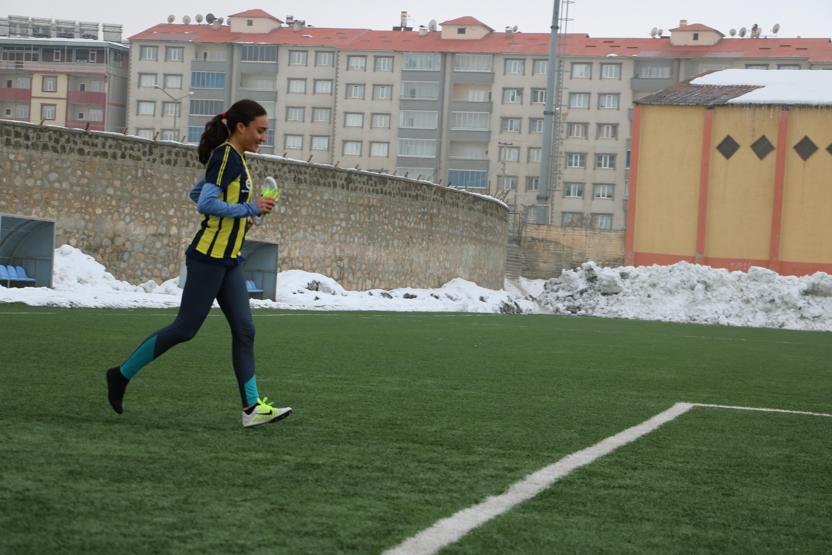 Fenerbahçeli atlet tek ayakkabıyla altın madalya kazandı