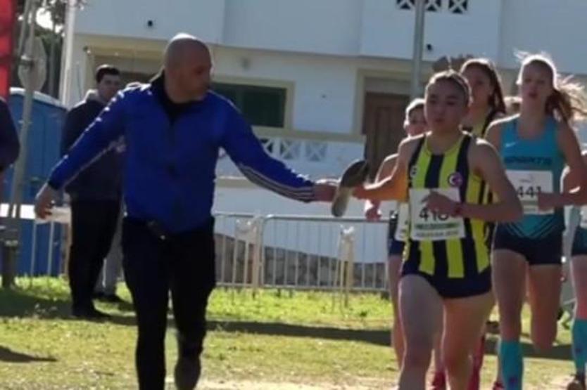 Fenerbahçeli atlet tek ayakkabıyla altın madalya kazandı