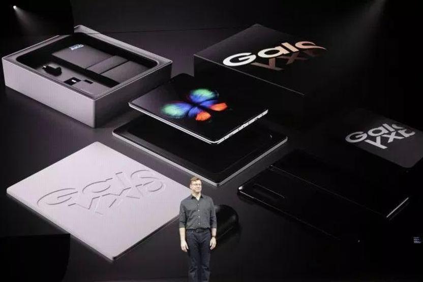 Merakla beklenen katlanabilir telefon Galaxy Fold tanıtıldı