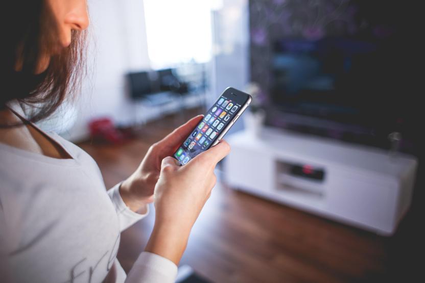 Telefonunun ekran parlaklığını maksimum ışıkla kullandı, korneası delindi