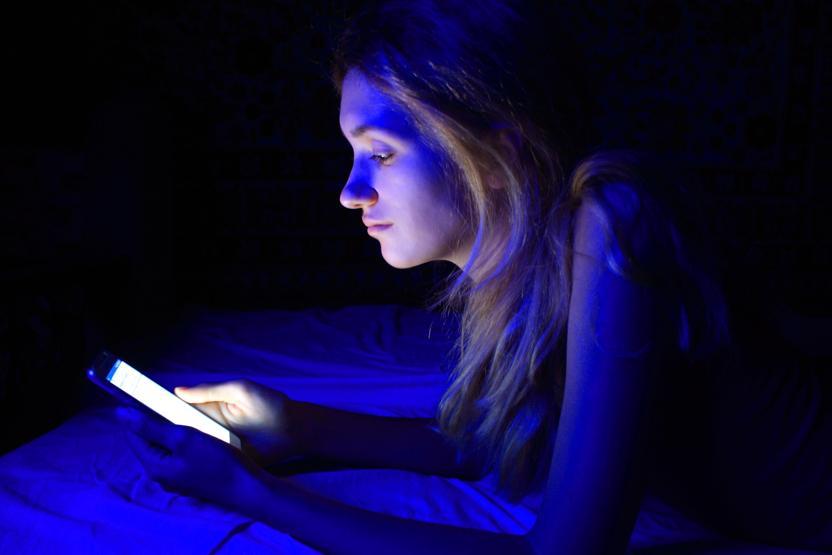 Telefonunun ekran parlaklığını maksimum ışıkla kullandı, korneası delindi