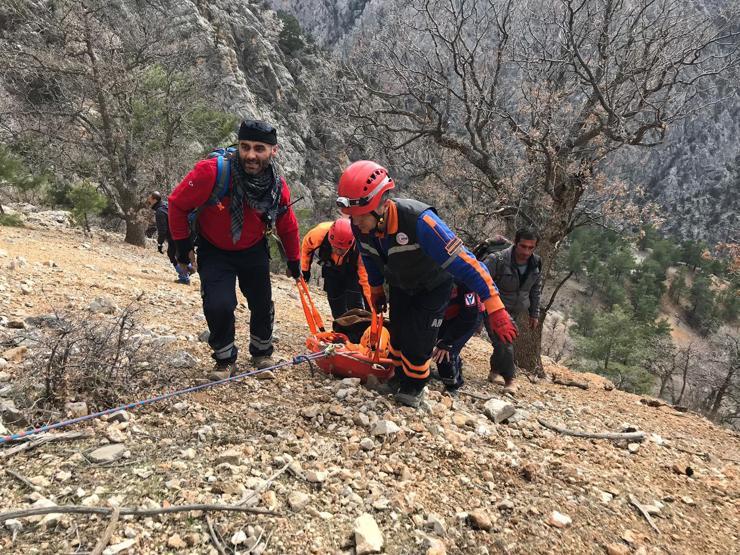 Avlanırken uçurumdan düştü, 22 saatlik operasyonla kurtarıldı