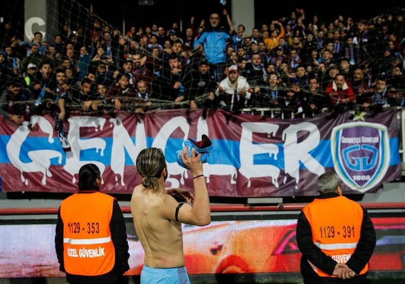 Göztepe taraftarları Trabzonsporlu futbolcuları ayakta alkışladı