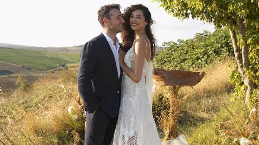 Azra Akın bebeğiyle poz verdi