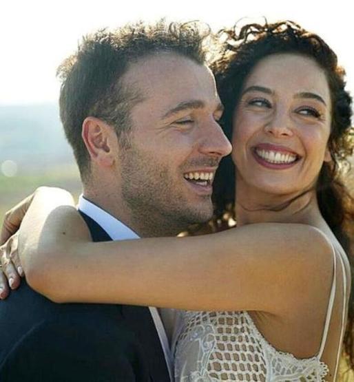 Azra Akın bebeğiyle poz verdi