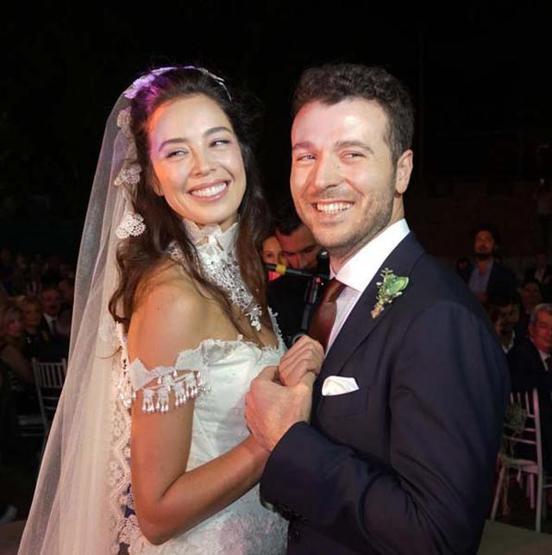 Azra Akın bebeğiyle poz verdi