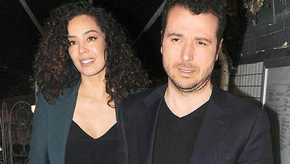 Azra Akın bebeğiyle poz verdi