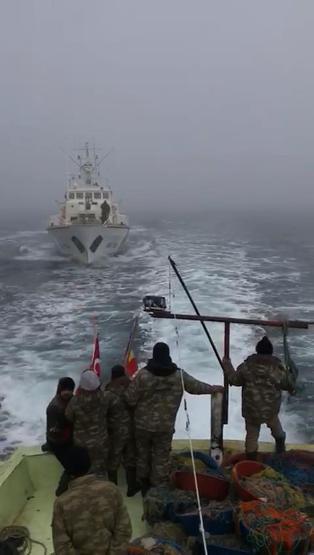 Türk balıkçı teknesine ateş açıldı: 3 yaralı