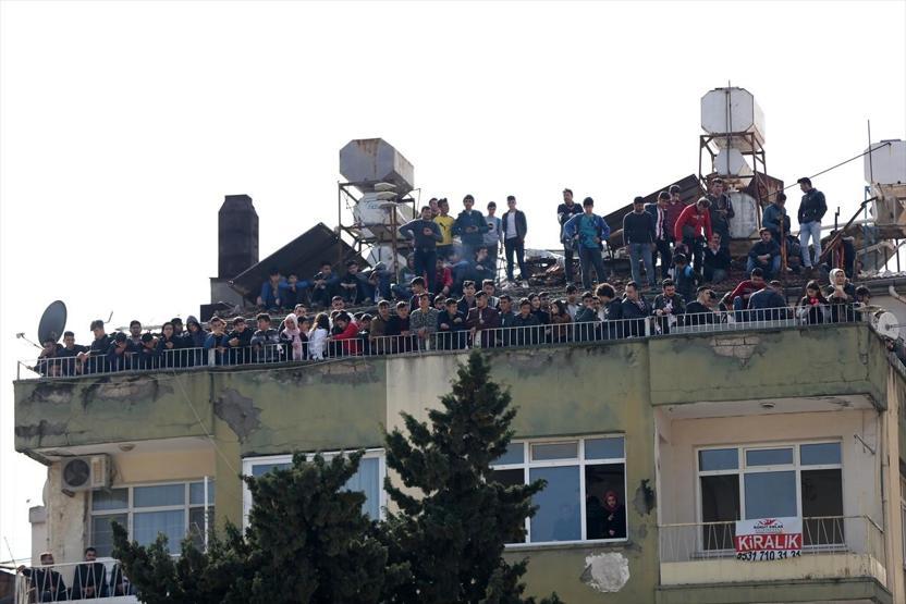 Hatayspor-Galatasaray maçında çevredeki binalar doldu taştı