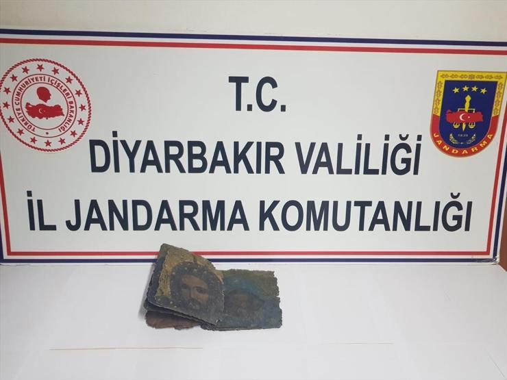Diyarbakırda 800 yıllık İbranice kitap ele geçirildi