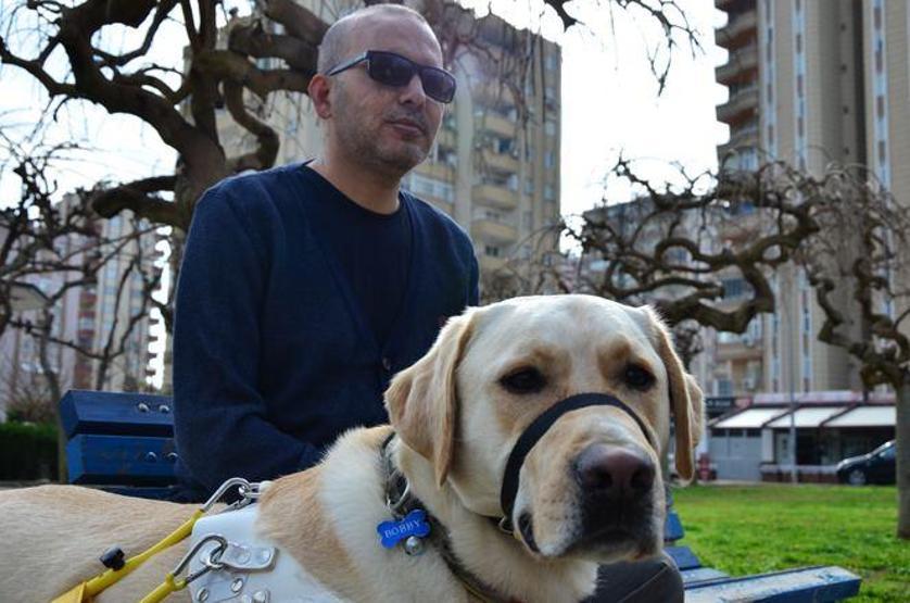 Bobby görme engelli gazinin hayatını değiştirdi