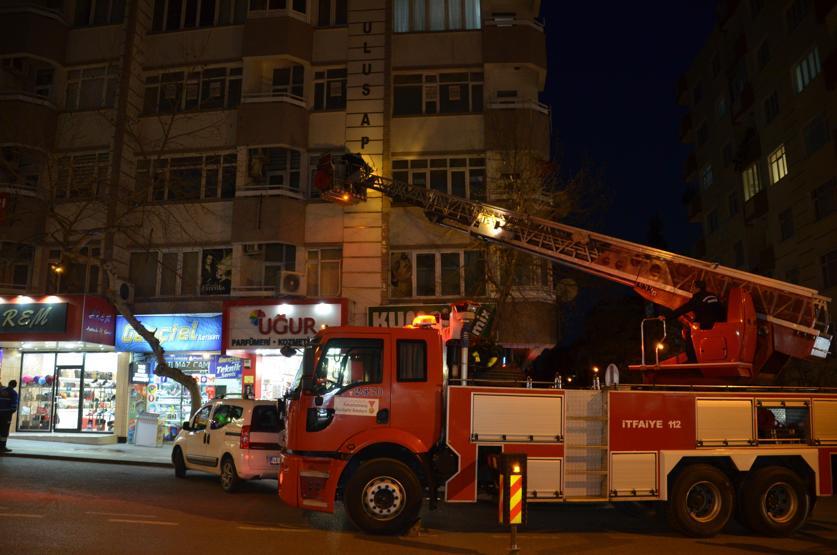 Şiddetli rüzgâr binanın dış kaplamasını söktü