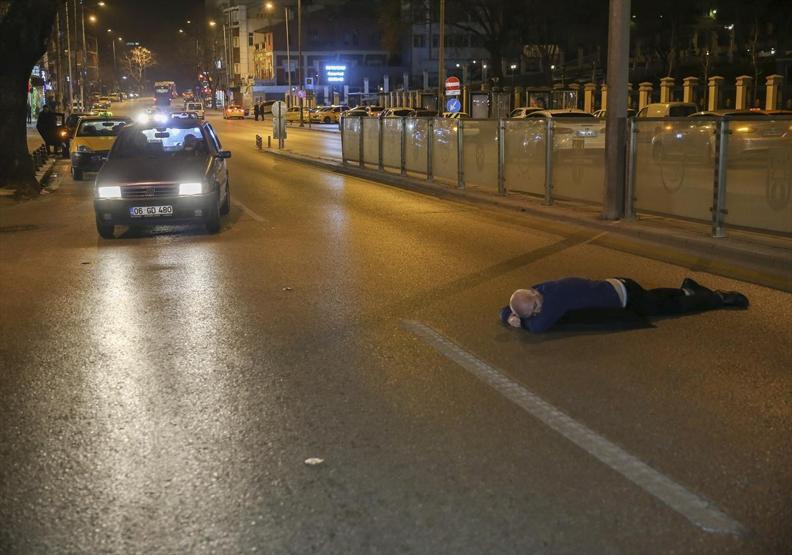 Başkentte yol ortasına yatan kişi zor anlar yaşattı