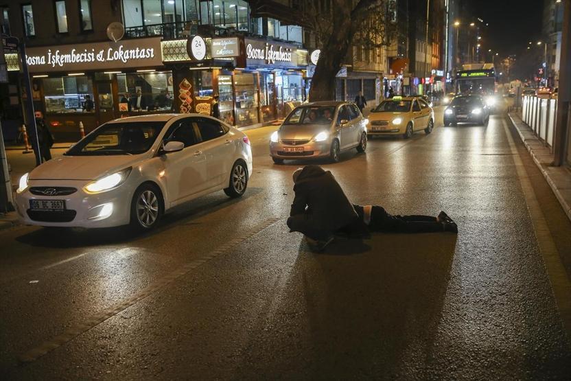 Başkentte yol ortasına yatan kişi zor anlar yaşattı