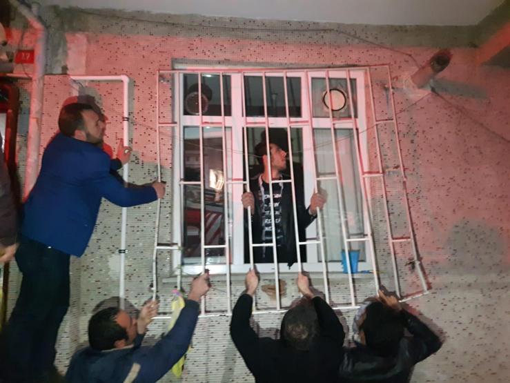 Bina girişindeki elektrik panosunda yangın: 22 kişiyi itfaiye kurtardı