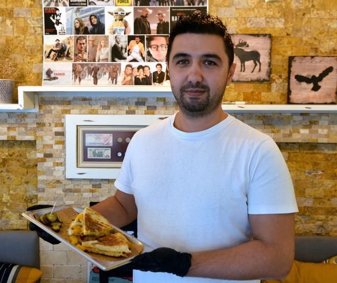 Hastane yöneticiliğini bırakıp tostçu oldu