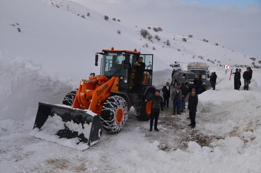 Hasköy-Mutki kara yolunda iş makinesinin üzerine çığ düştü