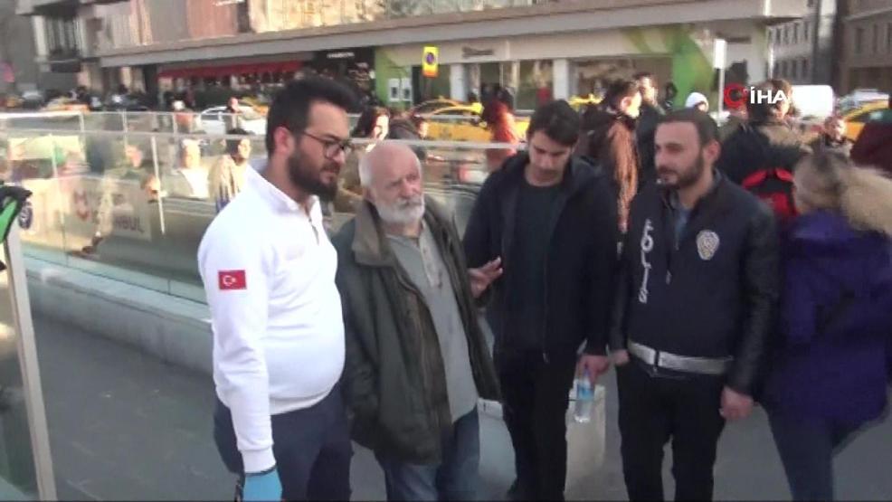 Ünlü oyuncu Taksimde yürüyen merdivenden düşerek yaralandı