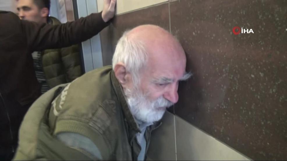 Ünlü oyuncu Taksimde yürüyen merdivenden düşerek yaralandı