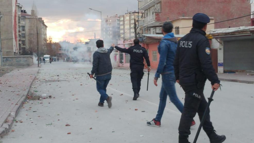 İki aile birbirine girdi, adeta savaş çıktı: 200 polis müdahale etti