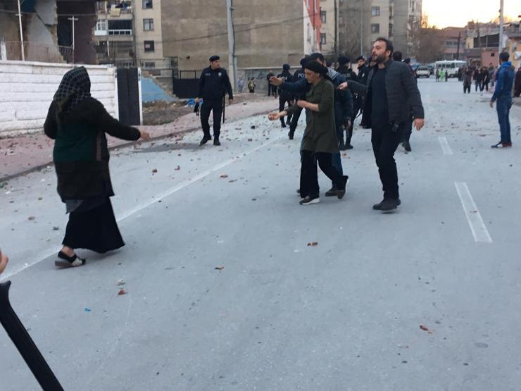 İki aile birbirine girdi, adeta savaş çıktı: 200 polis müdahale etti