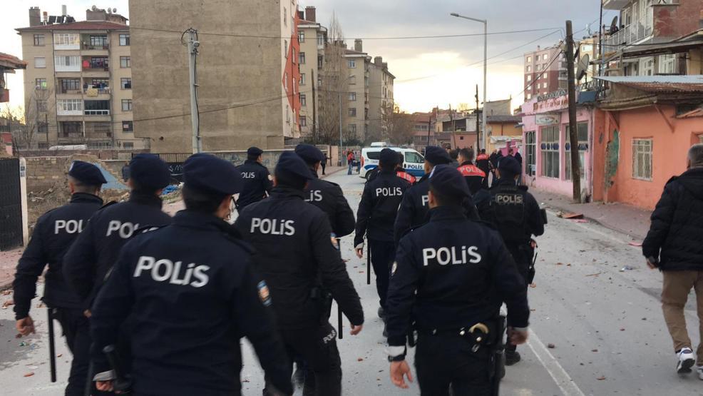 İki aile birbirine girdi, adeta savaş çıktı: 200 polis müdahale etti