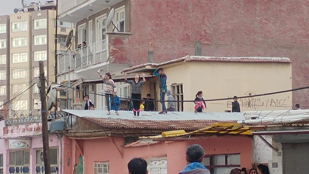 İki aile birbirine girdi, adeta savaş çıktı: 200 polis müdahale etti