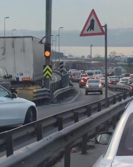 E-5te trafik terörü: Trafiği görüp geri geri yola çıktılar