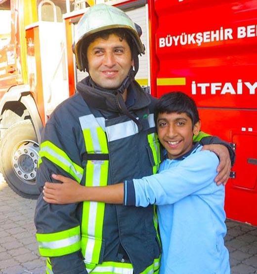 Topunu almak için ağaca çıktı, itfaiye kurtardı