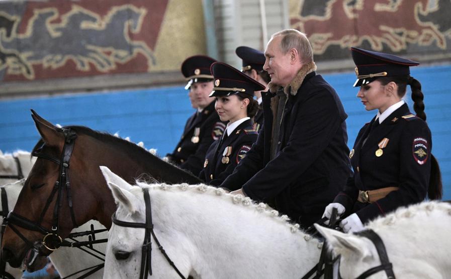 Putinden erken Dünya Kadınlar Günü kutlaması