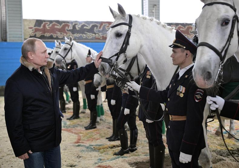 Putinden erken Dünya Kadınlar Günü kutlaması