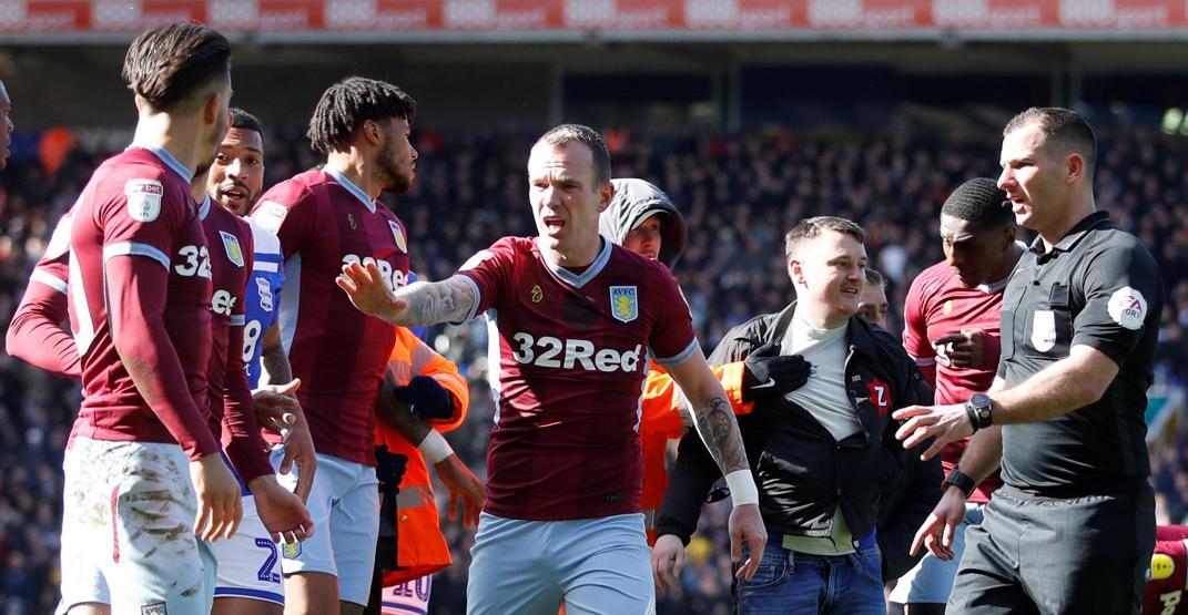 Sahaya giren taraftar Aston Villa kaptanına saldırdı