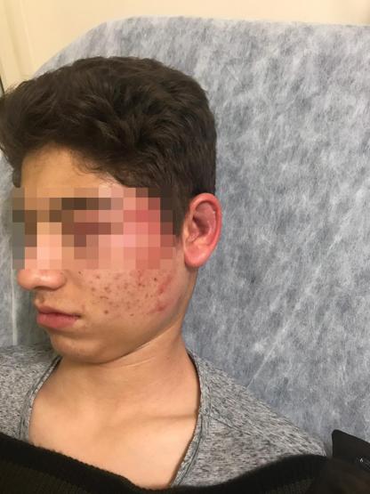 Çocuğu boks makinesi yerine koyup dövdü, arkadaşı videoya çekti