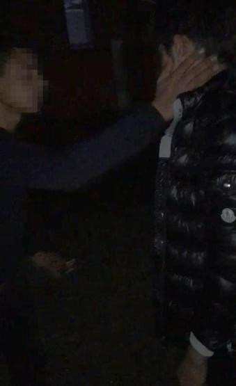 Çocuğu boks makinesi yerine koyup dövdü, arkadaşı videoya çekti