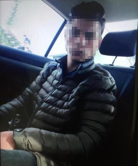 Çocuğu boks makinesi yerine koyup dövdü, arkadaşı videoya çekti
