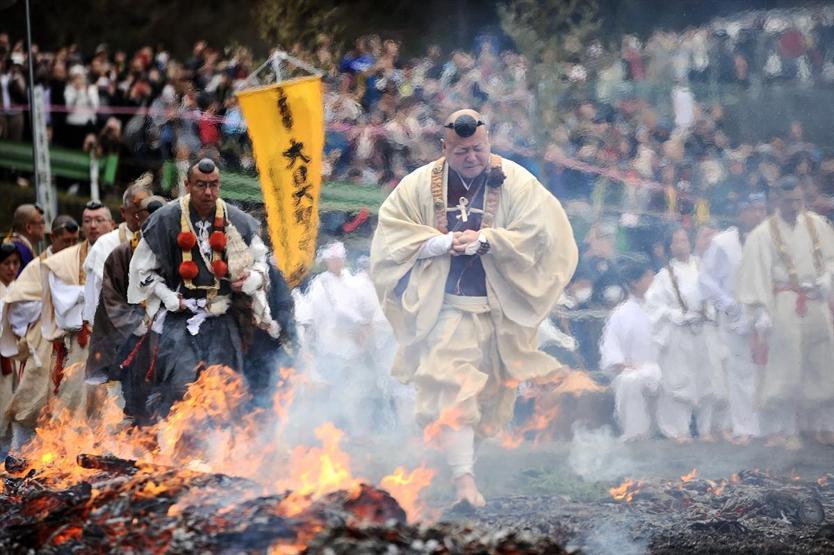 İzleyenlerin yürekleri ağızlarına geldi... İşte ateş üzerinde yürüme festivali