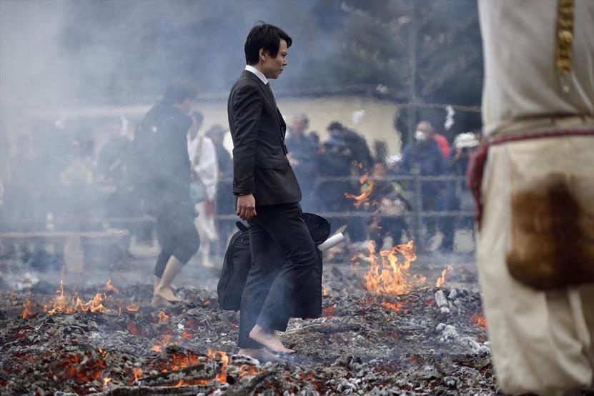 İzleyenlerin yürekleri ağızlarına geldi... İşte ateş üzerinde yürüme festivali