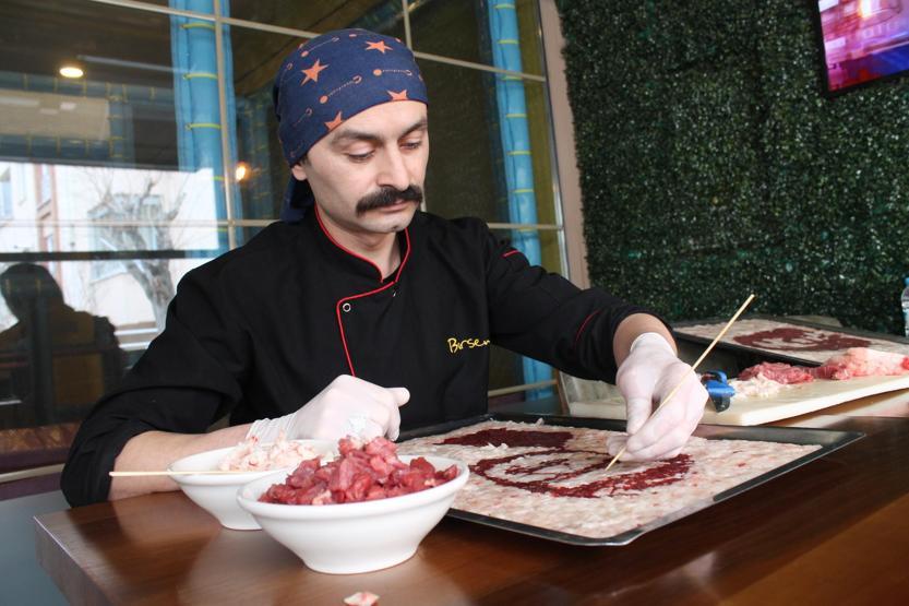 Etleri boya, tepsiyi tuval olarak kullanıyor