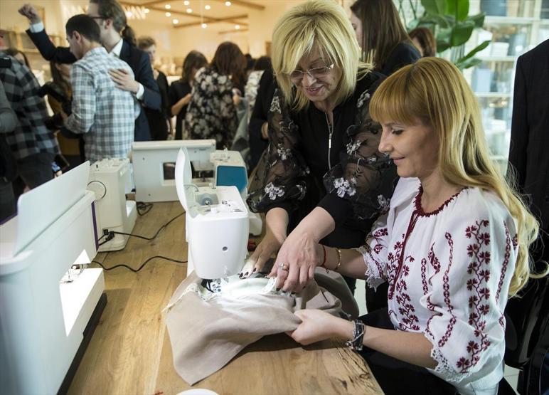 Büyükelçi eşleri UNICEF için minder kılıfı tasarladı