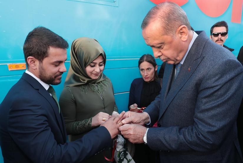 Genç çiftin nişan yüzüklerini Cumhurbaşkanı Erdoğan taktı