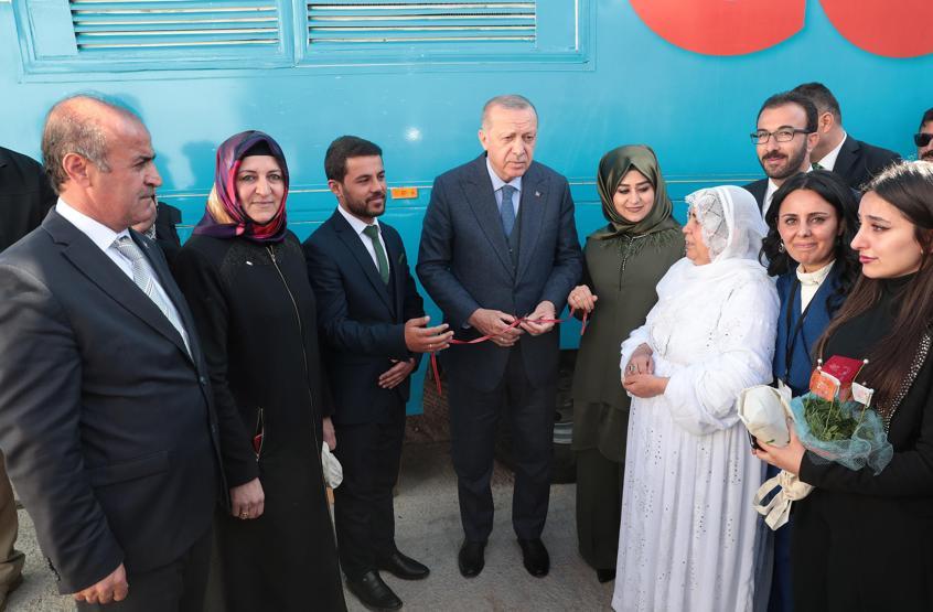 Genç çiftin nişan yüzüklerini Cumhurbaşkanı Erdoğan taktı